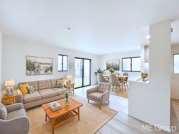 ご家族の賑やかな話し声で包まれる明るいリビング  ※家具はCGです