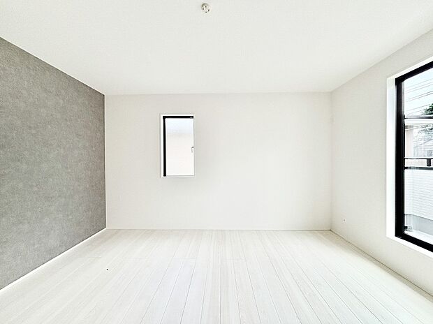 バルコニーが開放感をプラスしてくれる洋室  