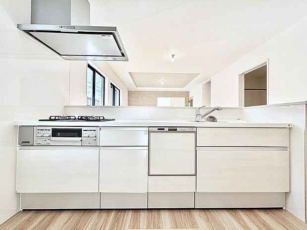 リビングを見渡せる人気のカウンターキッチン。 家族を見守りながら家事をすることができます。