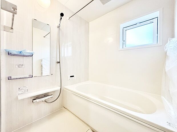 一日の疲れを癒してくれる明るい清潔感のあるバスルーム