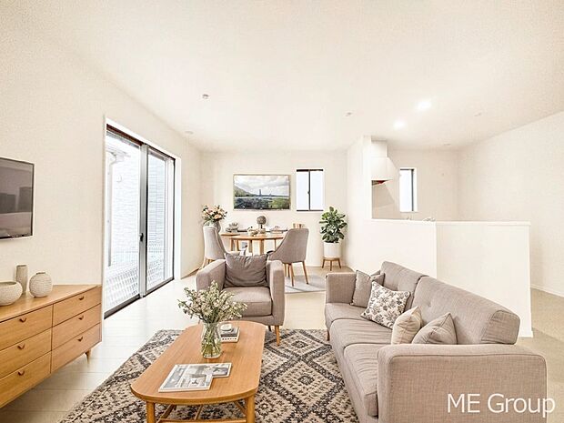 家族の和やかな会話が聞こえてきそう。開放感のあるリビングです。※家具はCGです