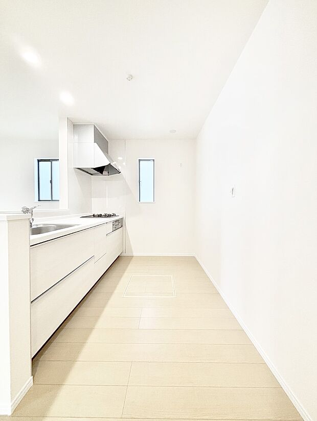 爽やかな風が通り抜けるキッチン。窓があるので明るく換気にも役立ちます。