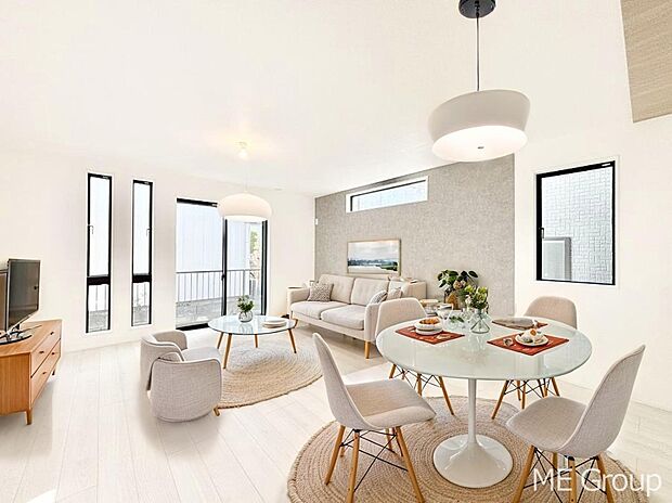 ご家族の賑やかな話し声で包まれる明るいリビング  ※家具はCGです