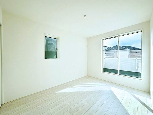 明るいバルコニーサイドに洋室を設置。目覚めの良い寝室に。 