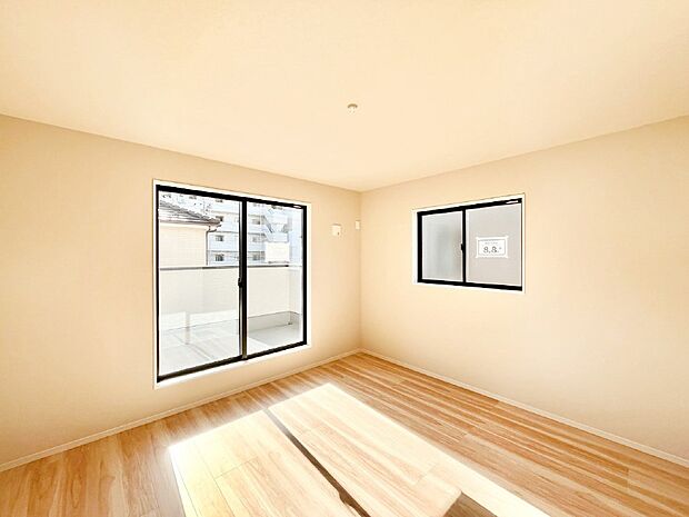 バルコニーが明るさと開放感を演出！朝スッキリと目覚められそうですね！