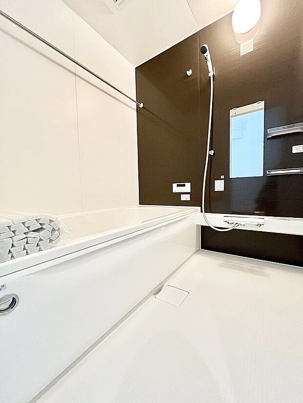 一日の疲れを癒してくれる明るい清潔感のあるバスルーム