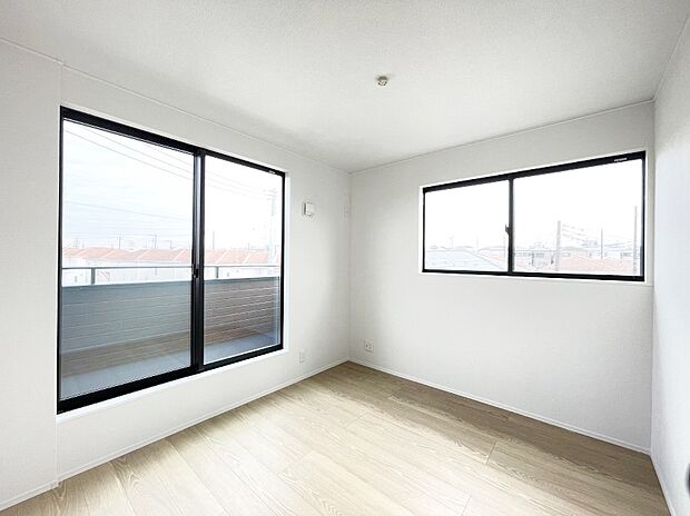 2面採光で日中の日差しも気持ちよく取り入れられます