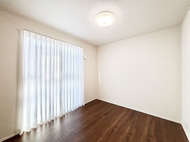 窓からのやさしい光が心地よいプライベートルーム