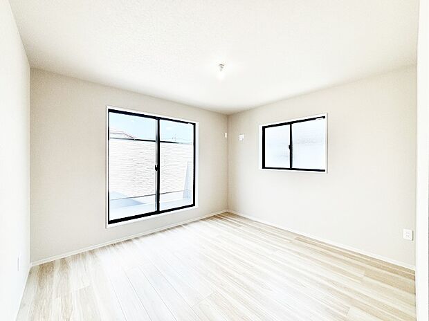 バルコニーが開放感をプラスしてくれる洋室