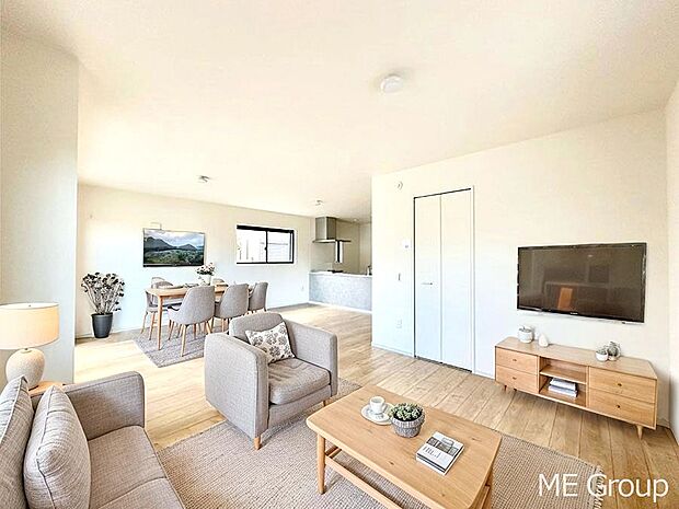 ご家族の賑やかな話し声で包まれる明るいリビング  ※家具はCGです