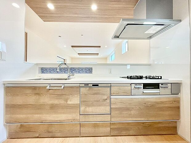 リビングを見渡せる人気のカウンターキッチン。 家族を見守りながら家事をすることができます。