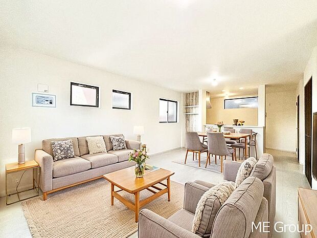 落ち着いた雰囲気のLDKは家族みんなの快適空間※家具はCGです