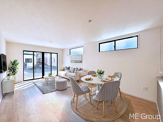 ご家族の賑やかな話し声で包まれる明るいリビング ※家具はCGです