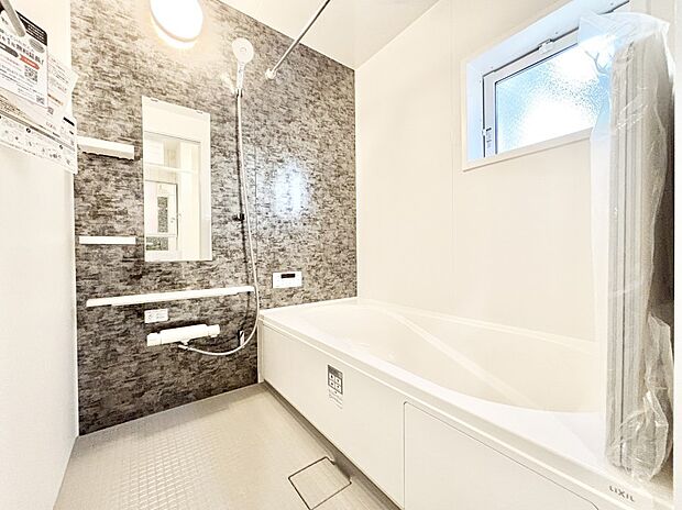 一日の疲れを癒してくれる明るい清潔感のあるバスルーム