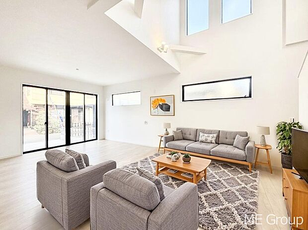 ご家族の賑やかな話し声で包まれる明るいリビング  ※家具はCGです