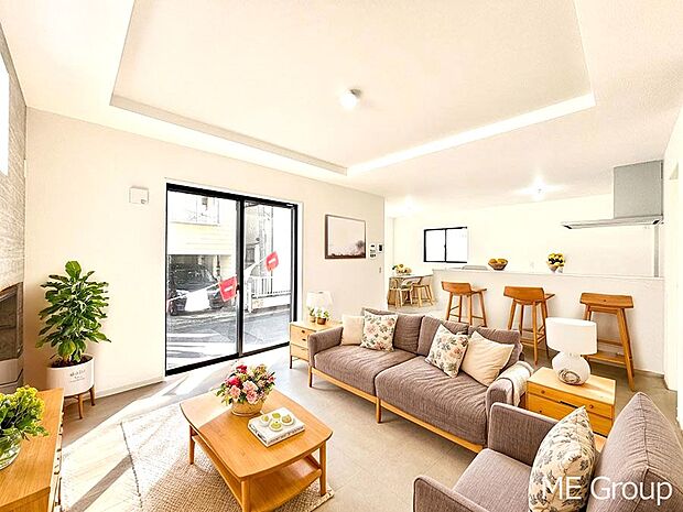 ご家族の賑やかな話し声で包まれる明るいリビング  ※家具はCGです