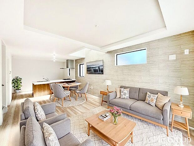 家族の和やかな会話が聞こえてきそう。開放感のあるリビングです。※家具はCGです  