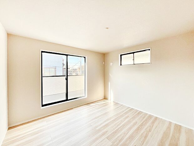 バルコニーが開放感をプラスしてくれる洋室  