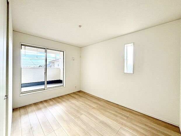 バルコニーが開放感をプラスしてくれる洋室  