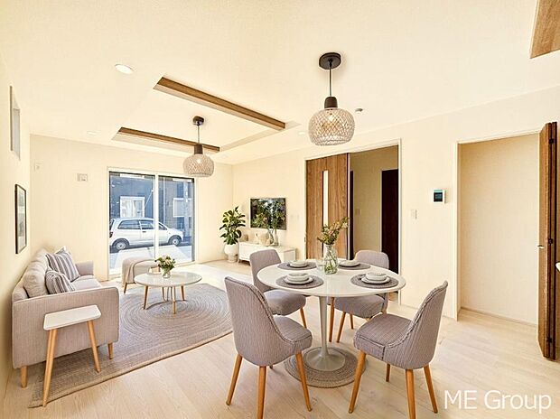 ご家族の賑やかな話し声で包まれる明るいリビング  ※家具はCGです