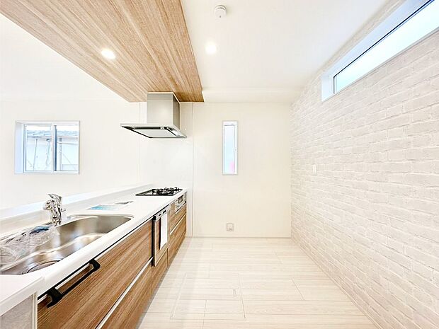 爽やかな風が通り抜けるキッチン。窓があるので明るく換気にも役立ちます。