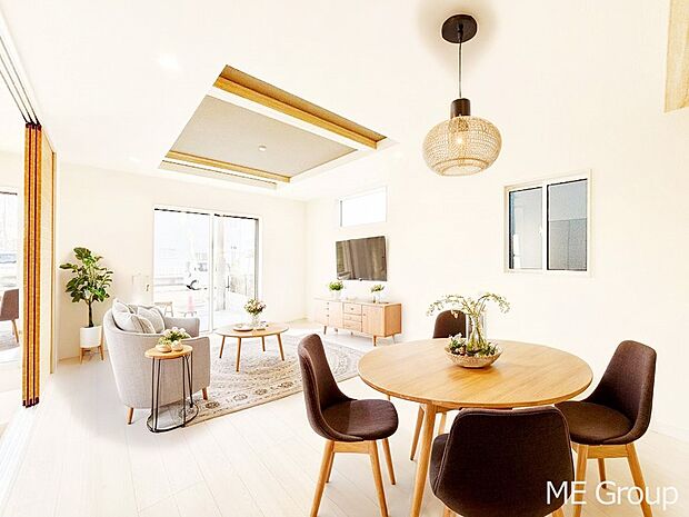 大きな窓からたっぷりの陽光と風を感じられるリビング　※家具はCGです