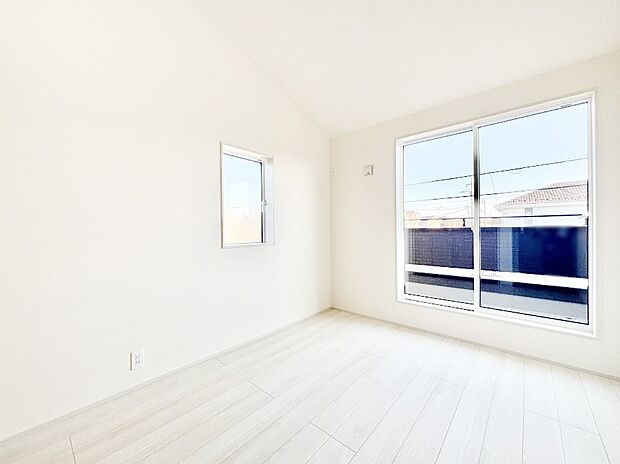 バルコニーが明るさと開放感を演出！朝スッキリと目覚められそうですね！