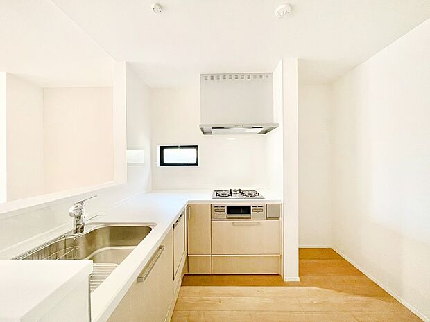 L字型だと料理するスペースも広々と使えます。コンパクトに動けてお料理ラクラク。