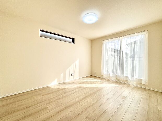 バルコニーが開放感をプラスしてくれる洋室  