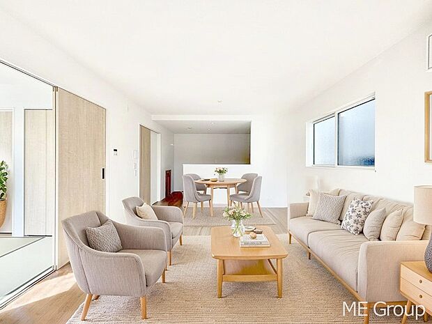 家族の和やかな会話が聞こえてきそう。開放感のあるリビングです。※家具はCGです