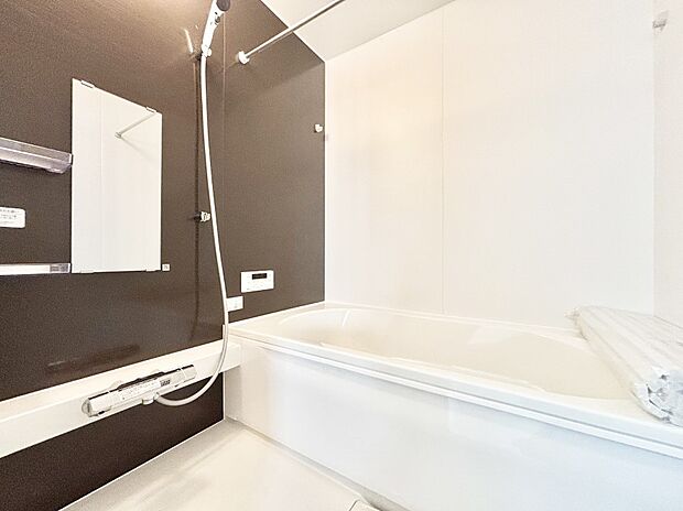 一日の疲れを癒してくれる明るい清潔感のあるバスルーム