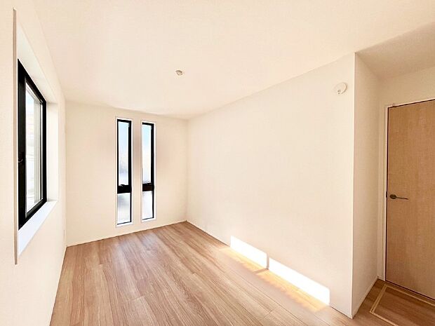 窓からのやさしい光が心地よいプライベートルーム