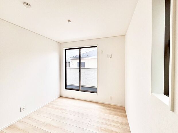 バルコニーが開放感をプラスしてくれる洋室