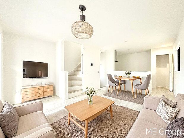 ご家族の賑やかな話し声で包まれる明るいリビング ※家具はCGです