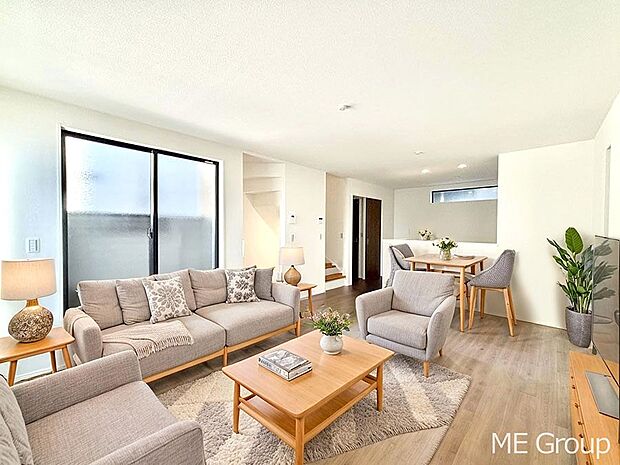 ご家族の賑やかな話し声で包まれる明るいリビング ※家具はCGです