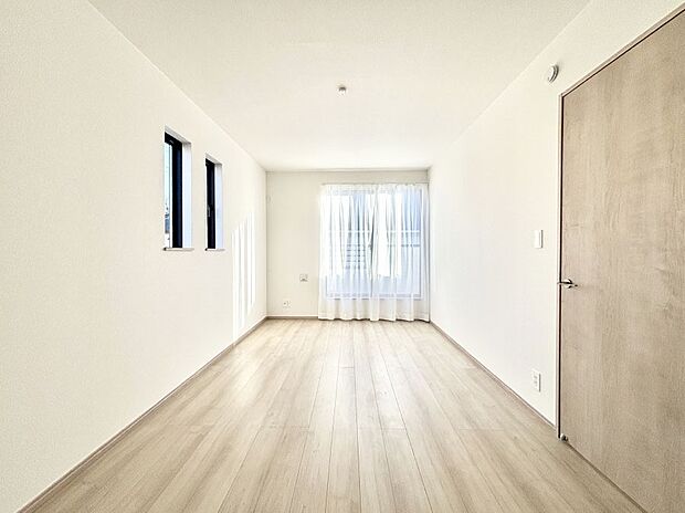 バルコニーが開放感をプラスしてくれる洋室  