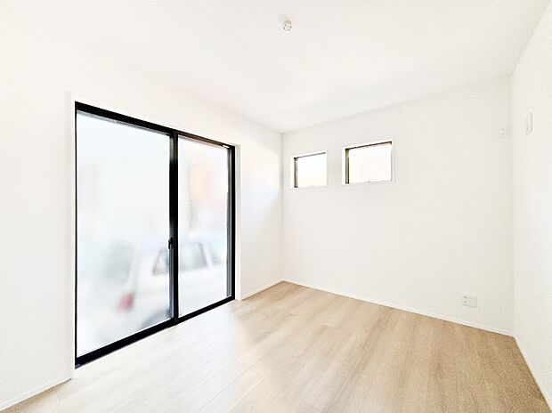 大きな窓からたっぷり入ってくる陽光がお部屋全体を優しく包み込みます！