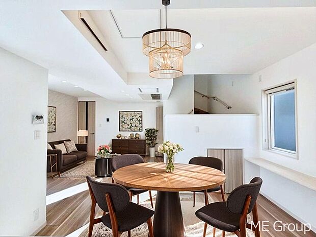 ご家族の賑やかな話し声で包まれる明るいリビング  ※家具はCGです