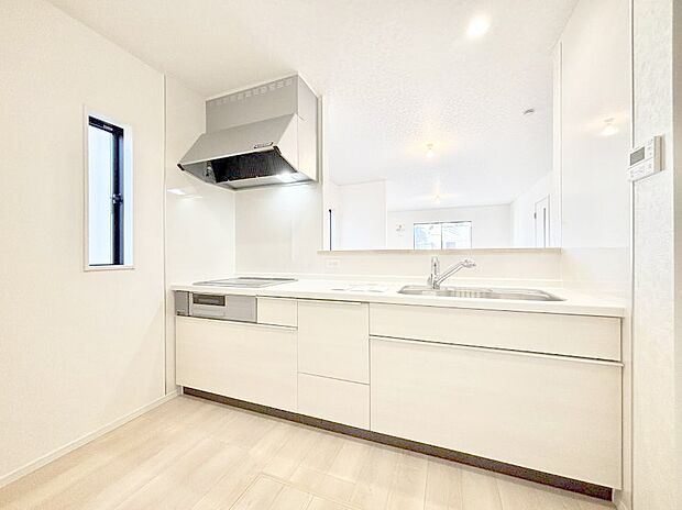 爽やかな風が通り抜けるキッチン。窓があるので明るく換気にも役立ちます。