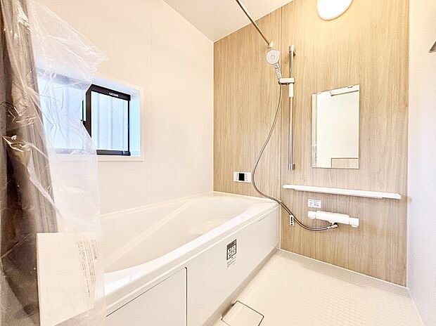 一日の疲れを癒してくれる明るい清潔感のあるバスルーム