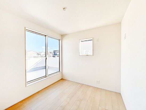 バルコニーが明るさと開放感を演出！朝スッキリと目覚められそうですね。