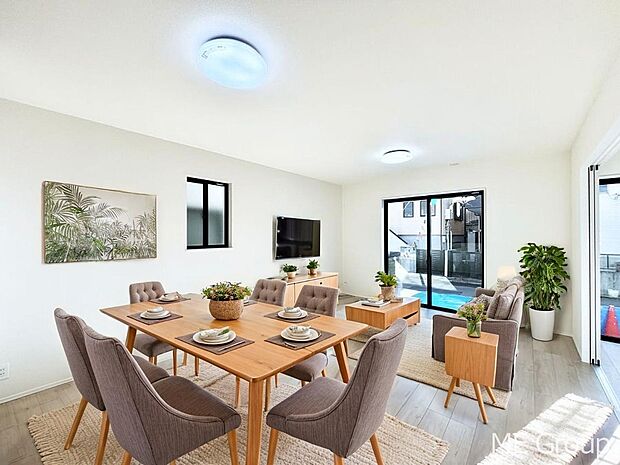 ご家族の賑やかな話し声で包まれる明るいリビング  ※家具はCGです