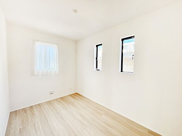 2面採光の洋室。窓から入り込む陽光がお部屋全体を優しく包み込みます！