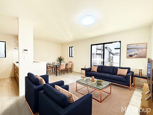 大きな窓からたっぷりの陽光と風を感じられるリビング※家具はCGです  