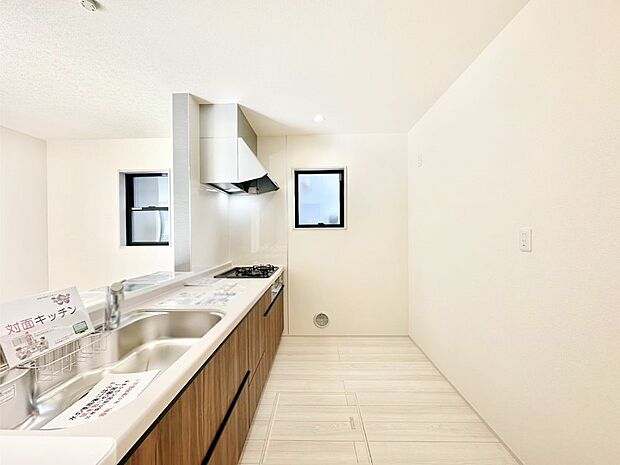 爽やかな風が通り抜けるキッチン。窓があるので明るく換気にも役立ちます。