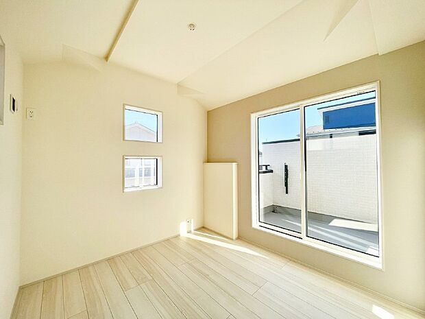 明るいバルコニーサイドに洋室を設置。目覚めの良い寝室に。 