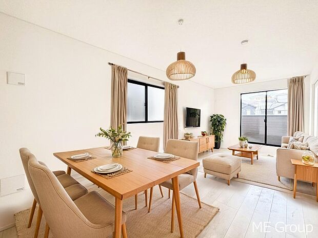 ご家族の賑やかな話し声で包まれる明るいリビング  ※家具はCGです