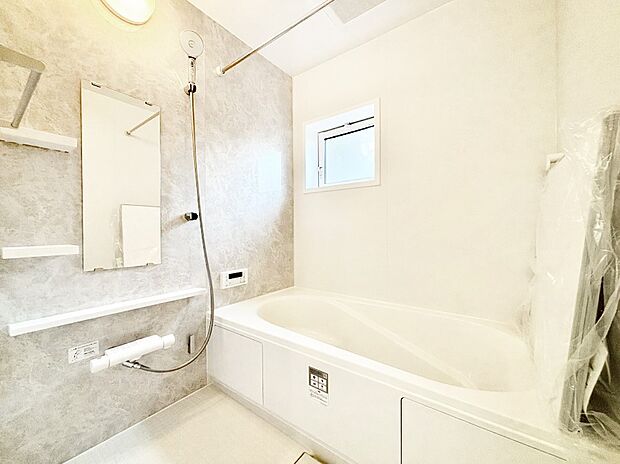 落ち着いた色合いの壁面、ゆっくりゆったり寛げるバスルーム。