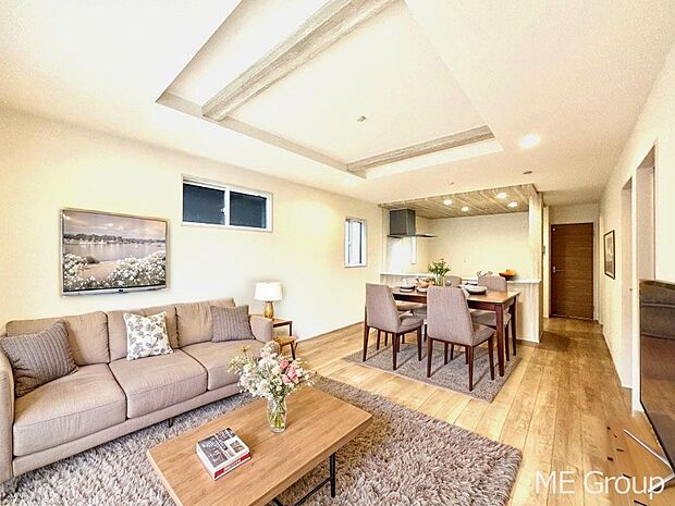 ご家族の賑やかな話し声で包まれる明るいリビング  ※家具はCGです