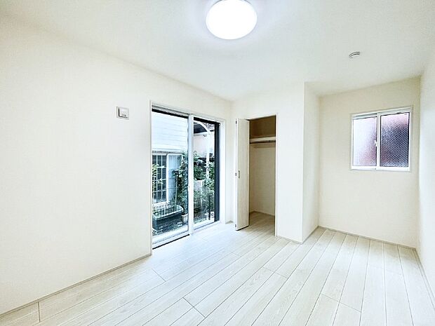 窓からのやさしい光が心地よいプライベートルーム